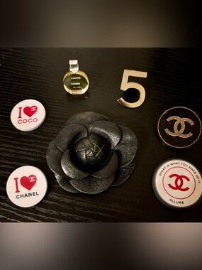 CHANEL Makeup VIP gift badges, pins & magnets (7)